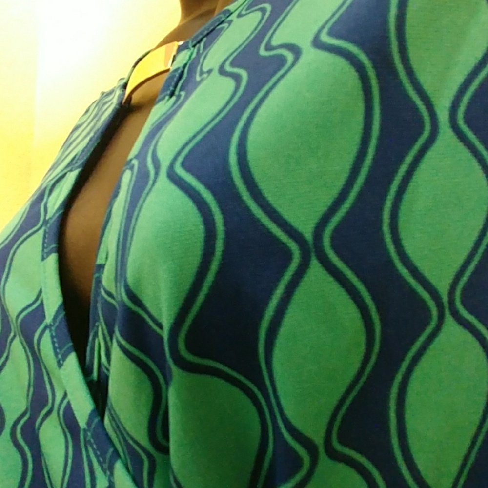 Jon & Anna Keyhole Neck Ruched Top - Picture 2 of 8